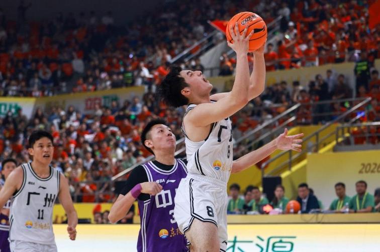 粤BA揭幕战6000球迷燃爆全场，是赛场最动人的风景